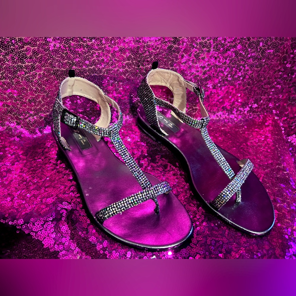SJP Silver Shimmer T-Strap Sandals SZ 7.5